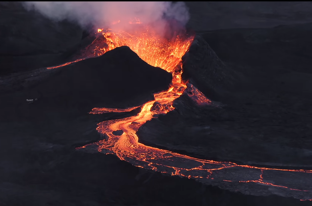 航拍保丨无人机为捕捉冰岛火山喷发坠毁，高风险区域如何保障机身财产安全