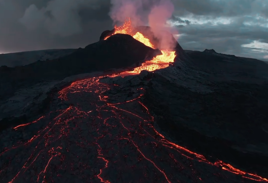 航拍保丨无人机为捕捉冰岛火山喷发坠毁，高风险区域如何保障机身财产安全