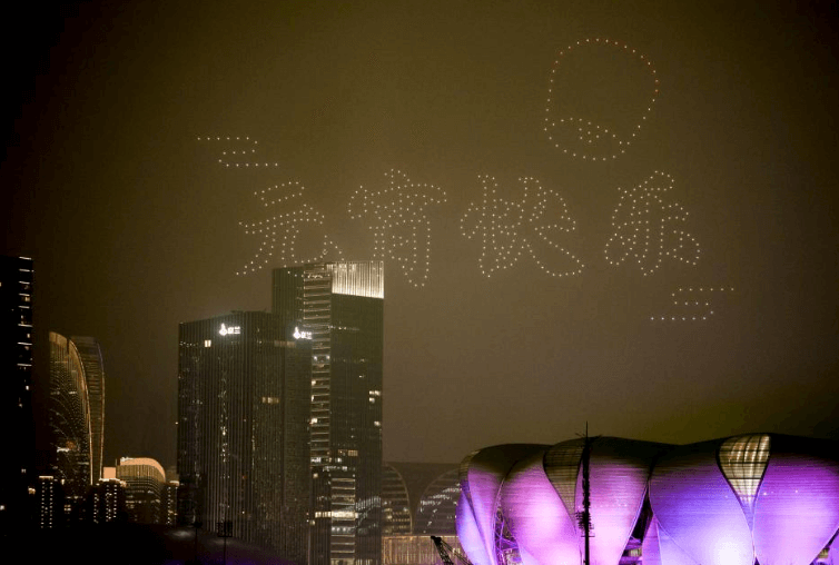 2023架无人机秀点亮元宵夜空，【航拍保｜无人机编队表演三者险】一定要配备！